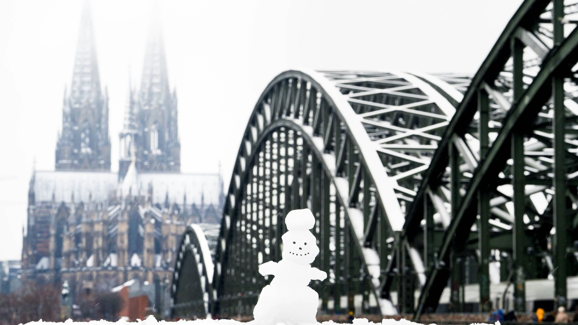 Die Hohenzollernbrücke und der Kölner Schnee sind nur selten mit Schnee bedeckt.