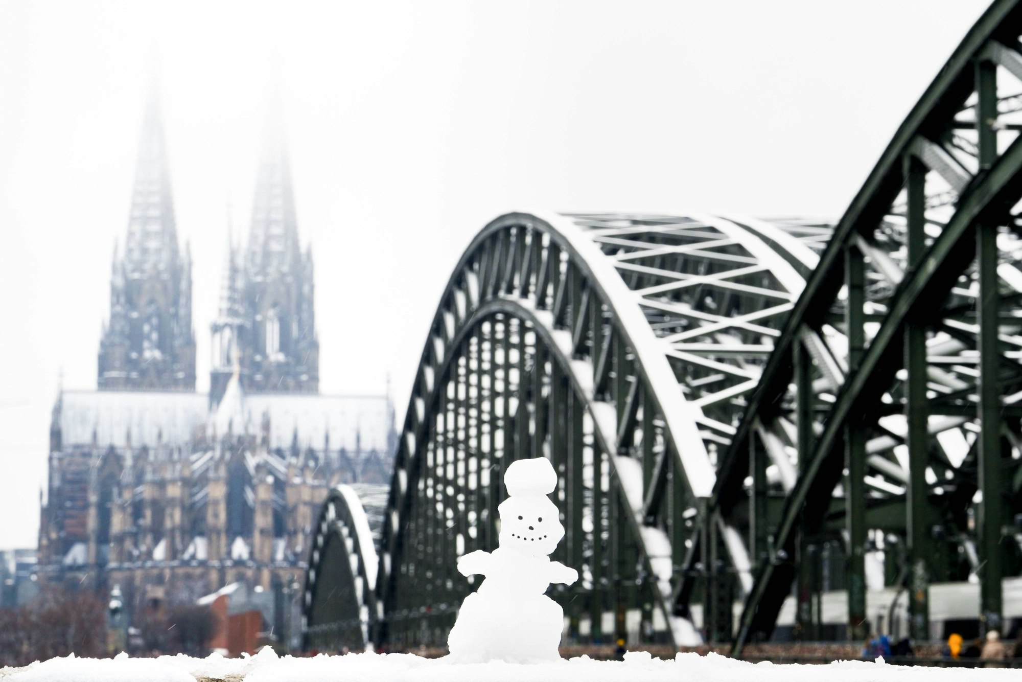 Schneemann an der Rheinpromenade gegenüber dem Kölner Dom und der Hohenzollernbruecke