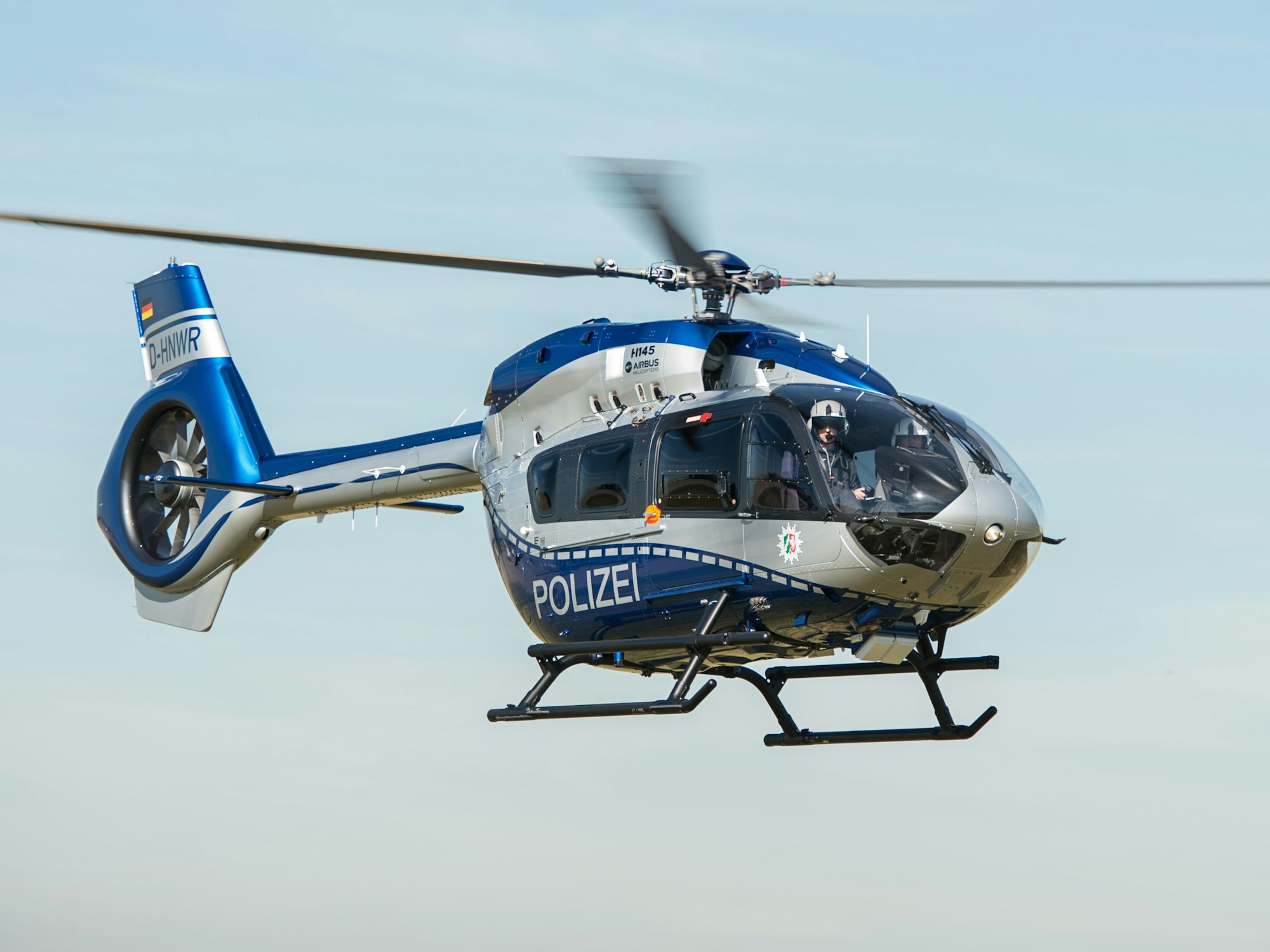 Bei der Suche nach dem Täter kam auch ein Polizeihubschrauber zum Einsatz (Symbolfoto)