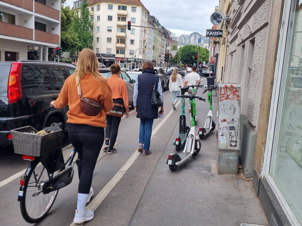 Ärgernis E-Scooter: Die Elektroroller blockieren den Gehweg.