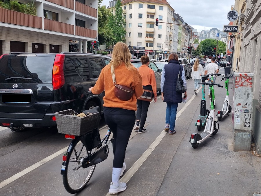 Ärgernis E-Scooter: Die Elektroroller blockieren den Gehweg.