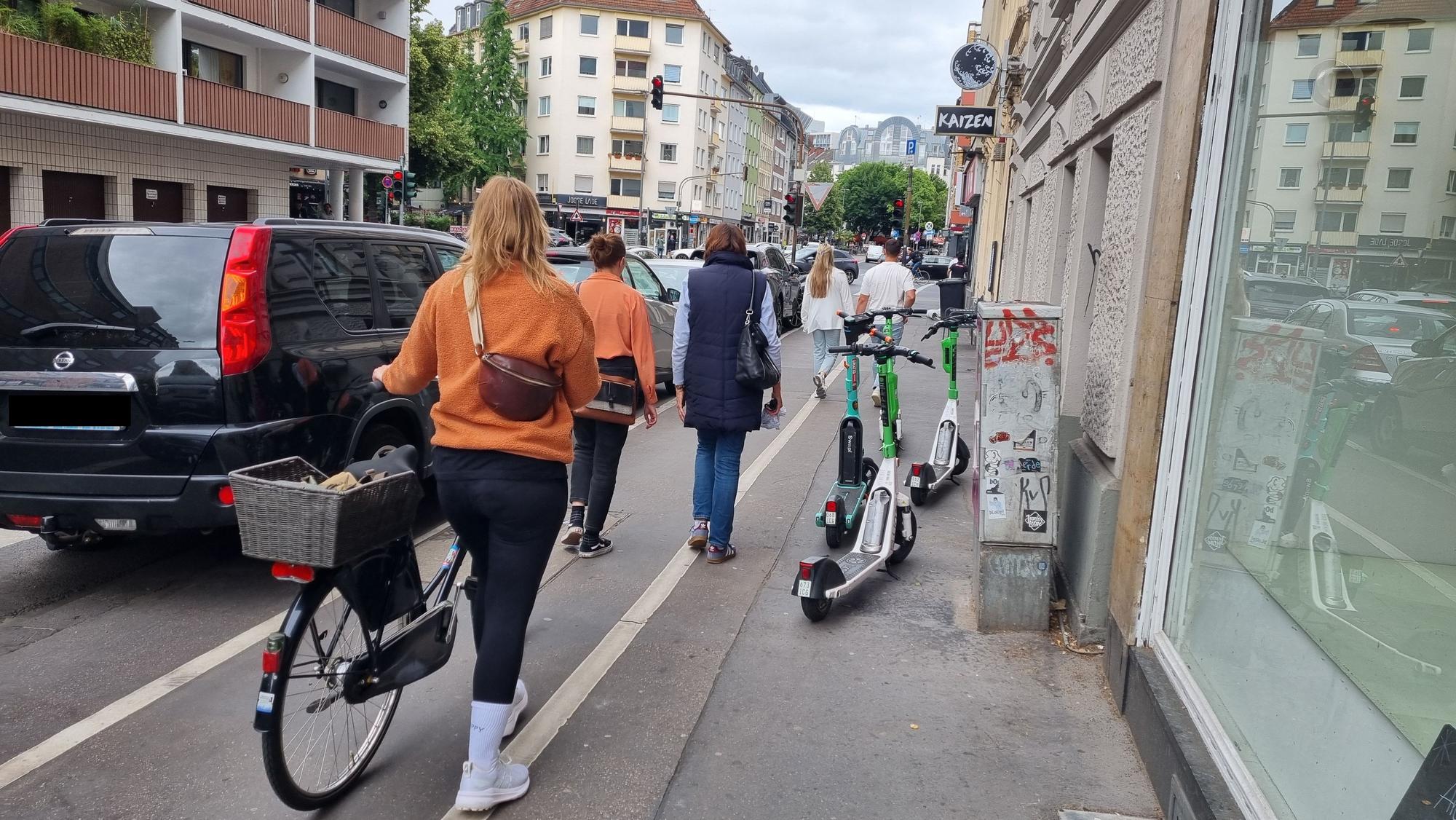 Ärgernis E-Scooter: Die Elektroroller blockieren den Gehweg.