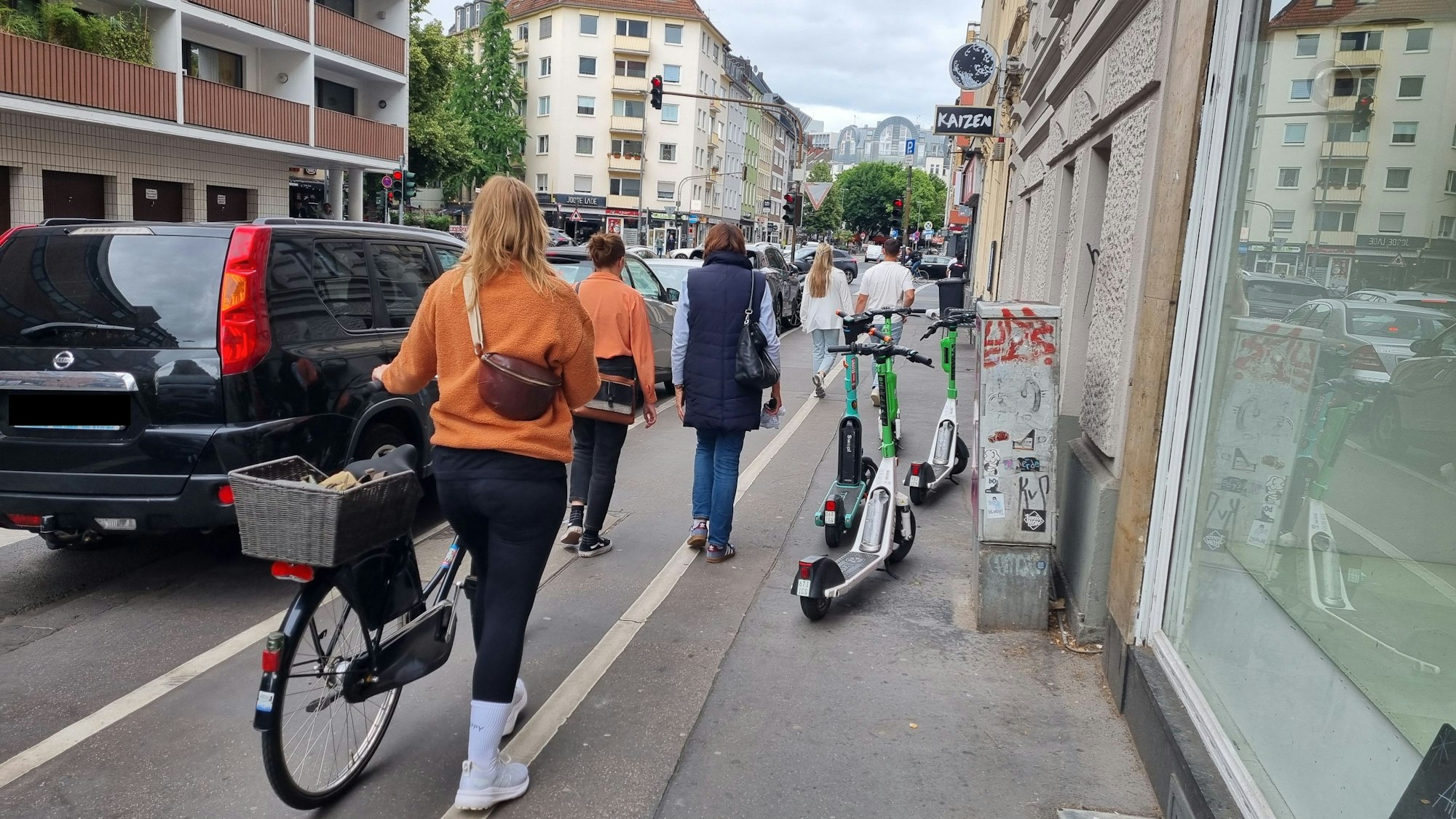 Ärgernis E-Scooter: Die Elektroroller blockieren den Gehweg.