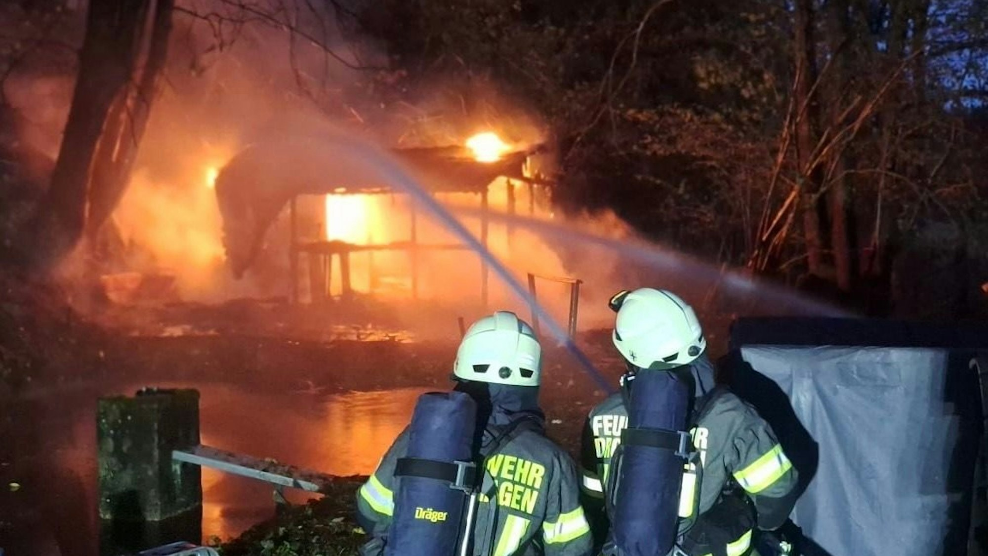 Eine brennende Gartenhütte in Drolshagen.