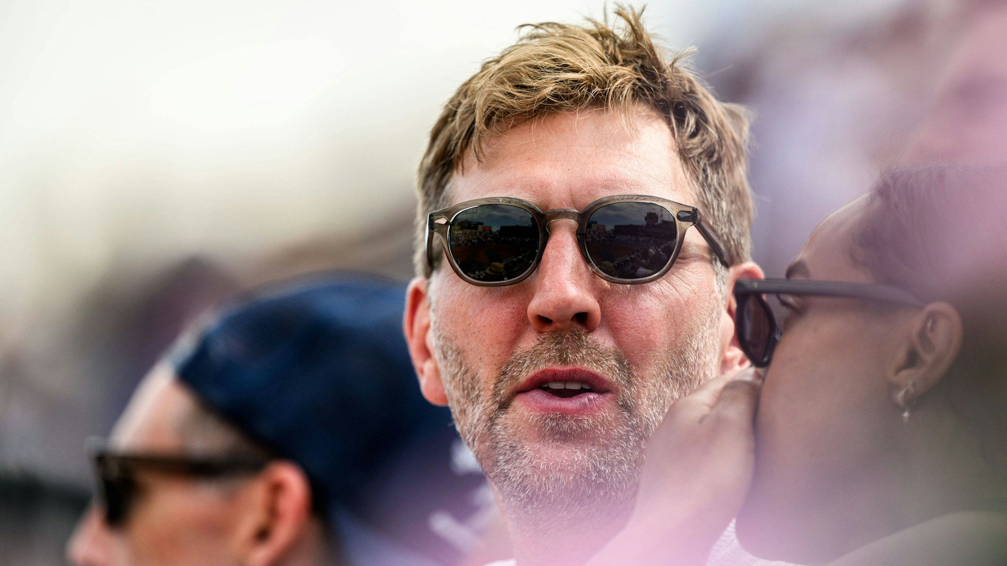 Dirk Nowitzki posiert mit Sonnenbrille.