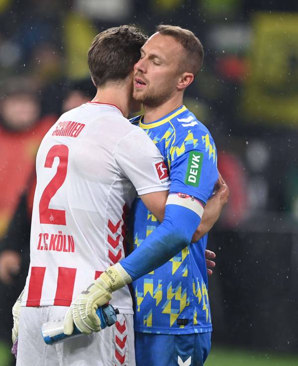 Marvin Schwäbe wird von Joel Schmied getröstet.