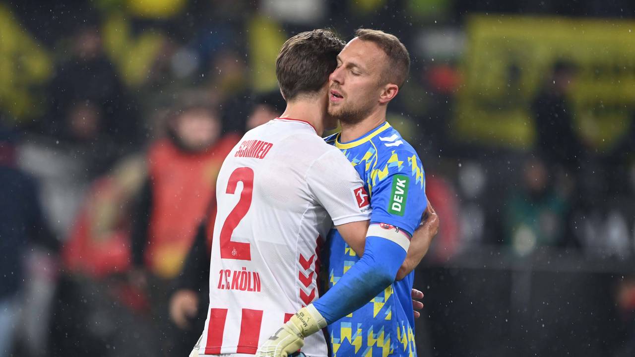 Marvin Schwäbe wird von Joel Schmied getröstet.