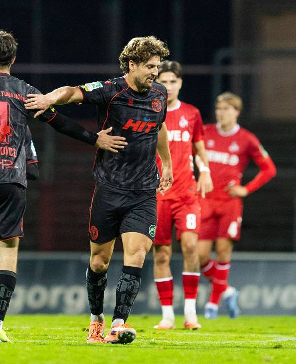 Vleron Statovci (l.) und Enzo Wirtz klatschen beim Spiel von Fortuna Köln gegen den 1. FC Köln ab.