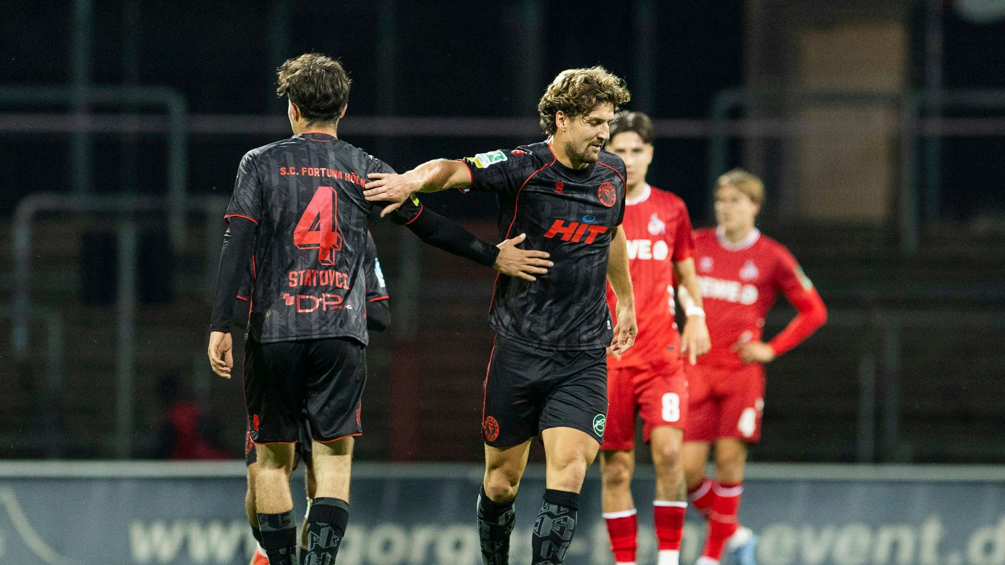 Vleron Statovci (l.) und Enzo Wirtz klatschen beim Spiel von Fortuna Köln gegen den 1. FC Köln ab.