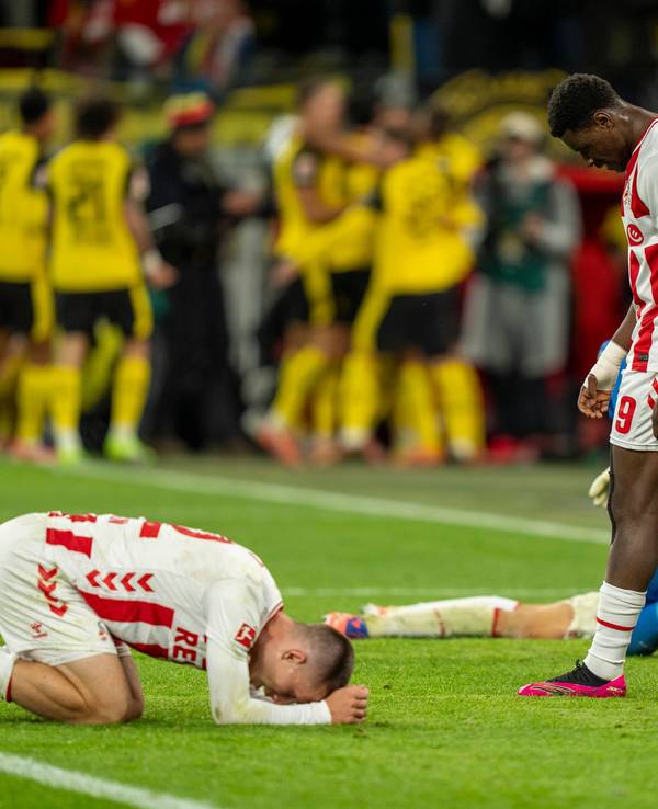 Die FC-Profis sind nach dem Last-Minute-Tor des BVB komplett enttäuscht.