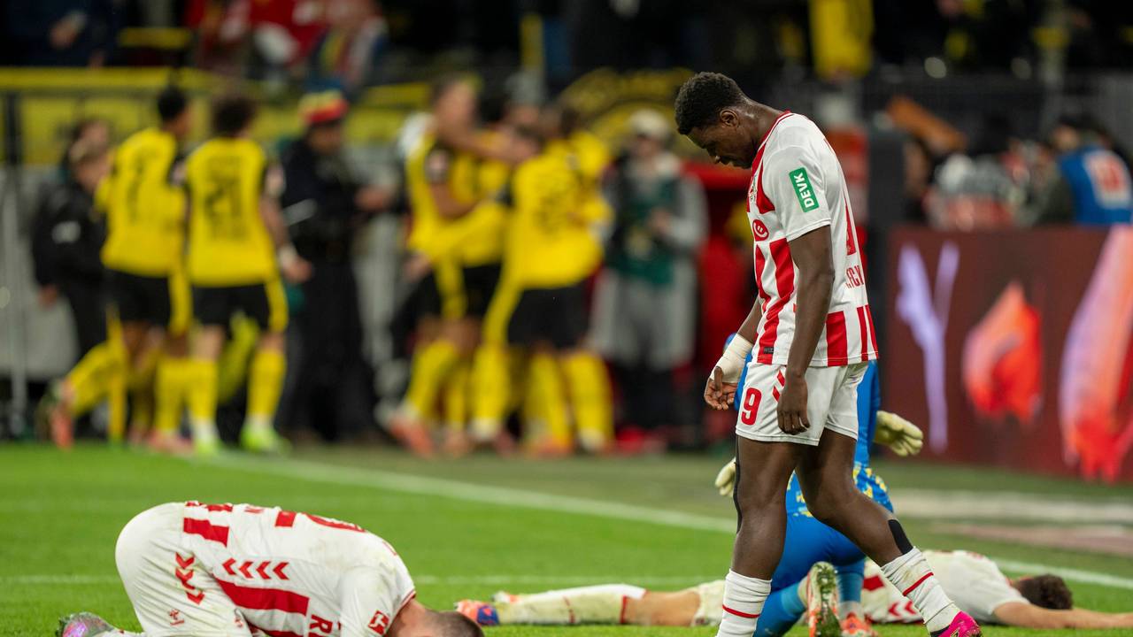 Die FC-Profis sind nach dem Last-Minute-Tor des BVB komplett enttäuscht.