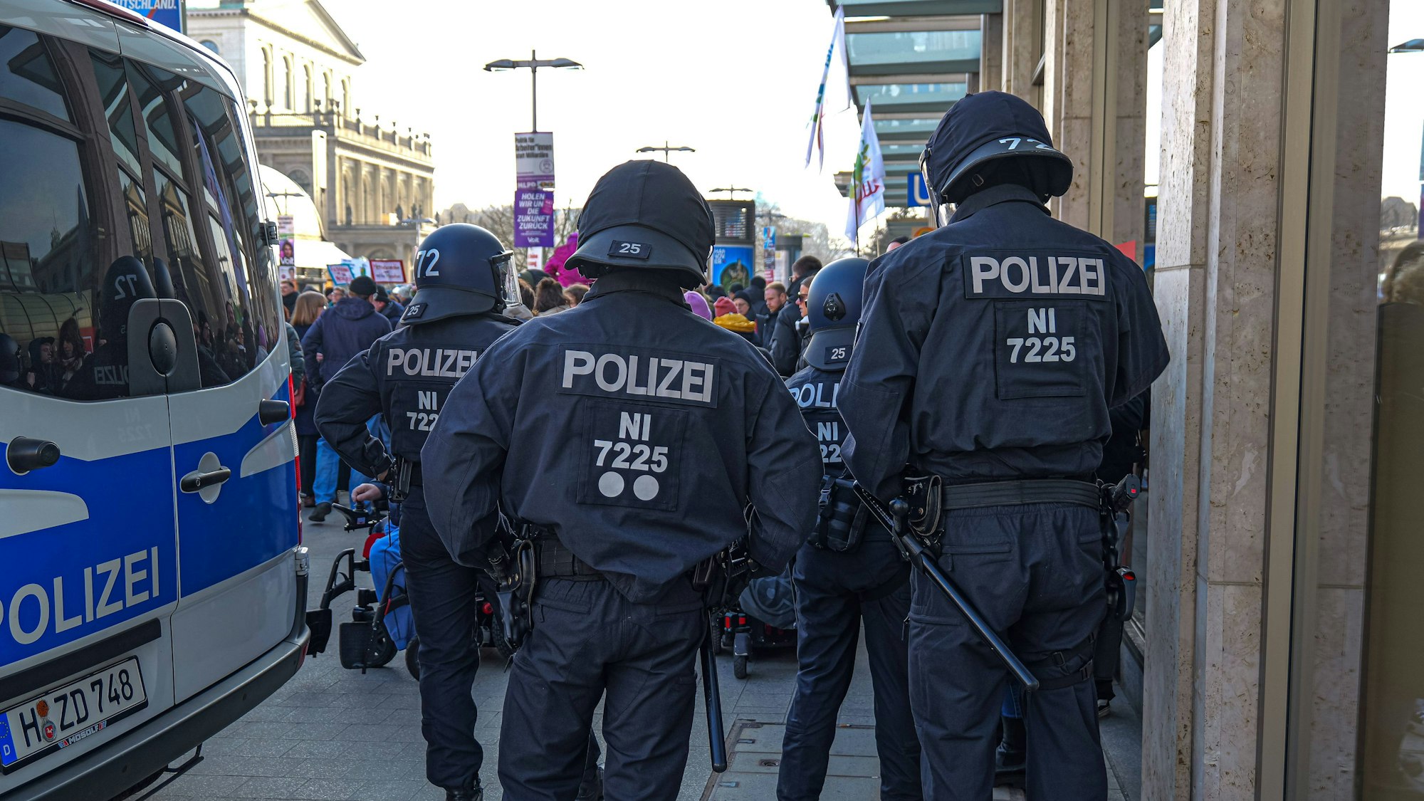 Die Polizei vor dem Hauptbahnhof in Hannover im Einsatz.