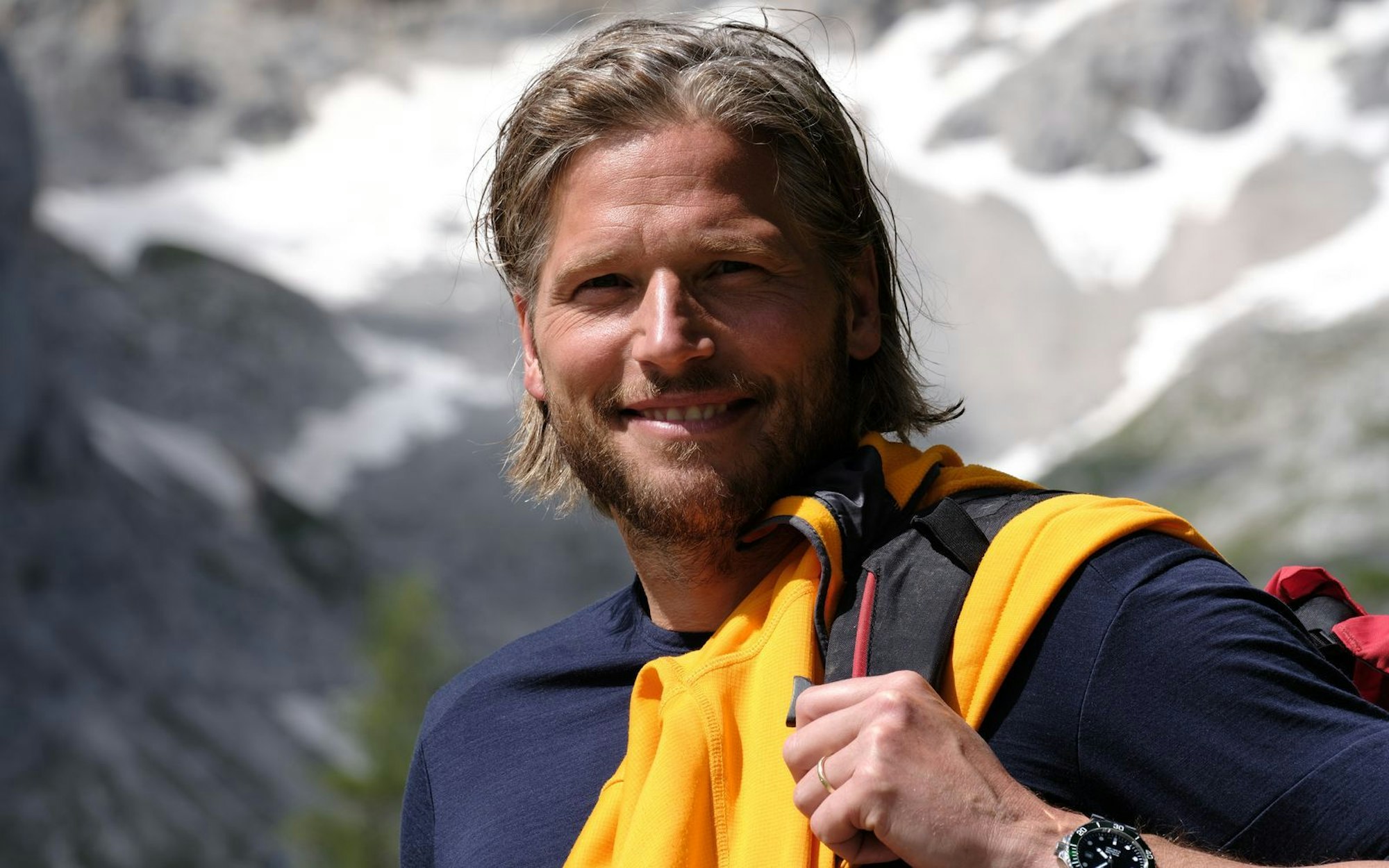 Nicht nur hängt Sebastian Ströbel (48) in der Serie am Seil in den Bergwänden, nein. Privat ist es ihm auch ein Anliegen, sämtliche Gipfel dieser Erde zu besteigen, beispielsweise den Dachstein. (Bild: Nicole Giesa)