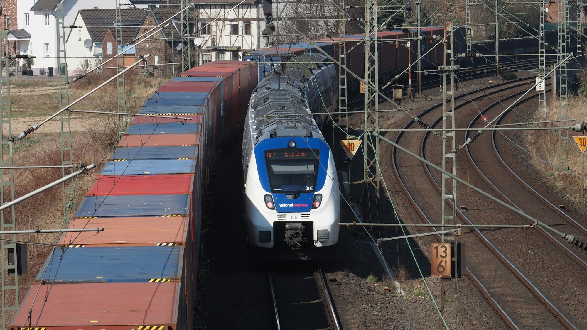 Ein National-Express-Zug auf den Gleisen in Köln (Symbolfoto)