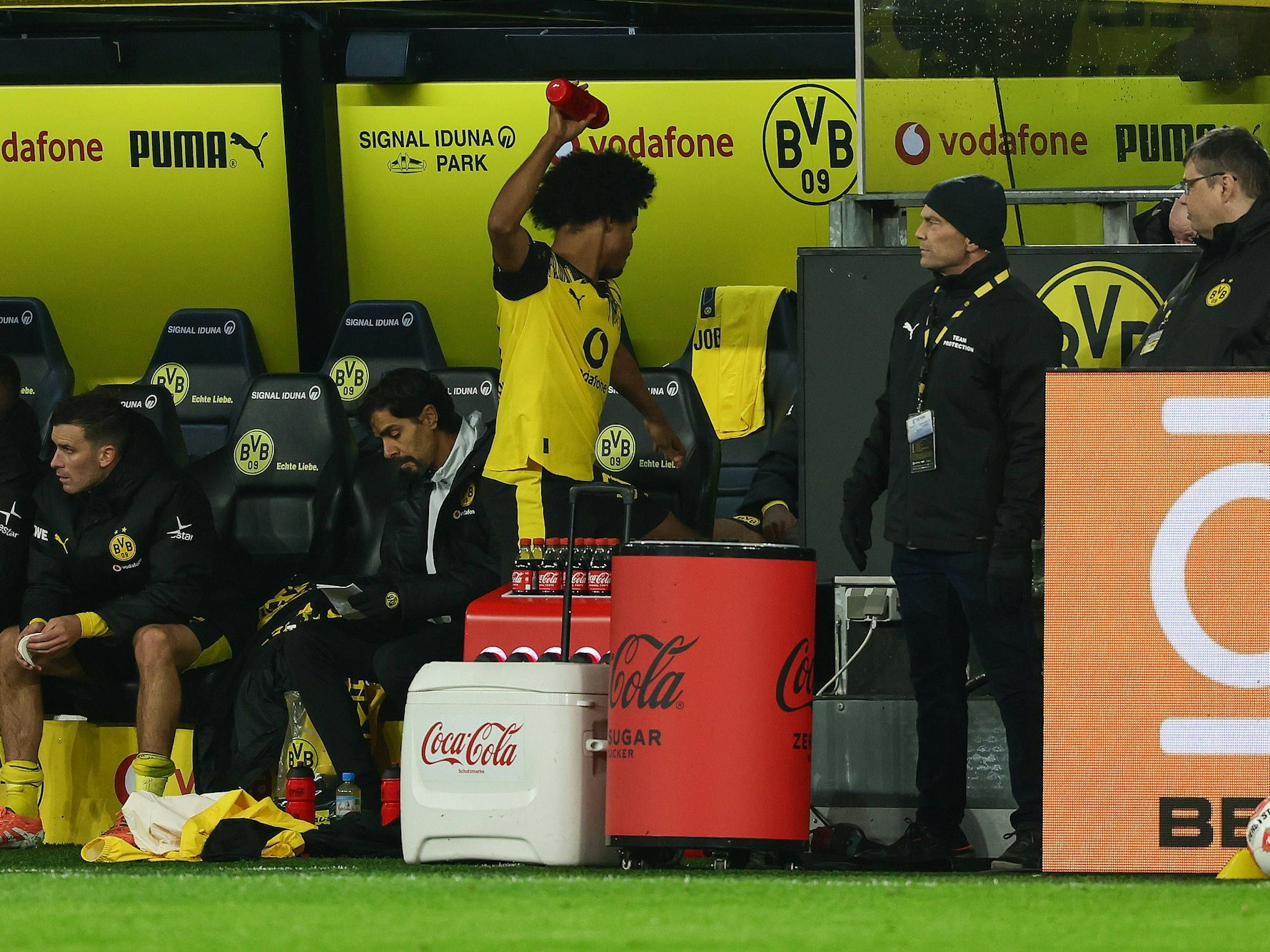 Karim Adeyemi pfeffert eine Flasche in die Ecke.