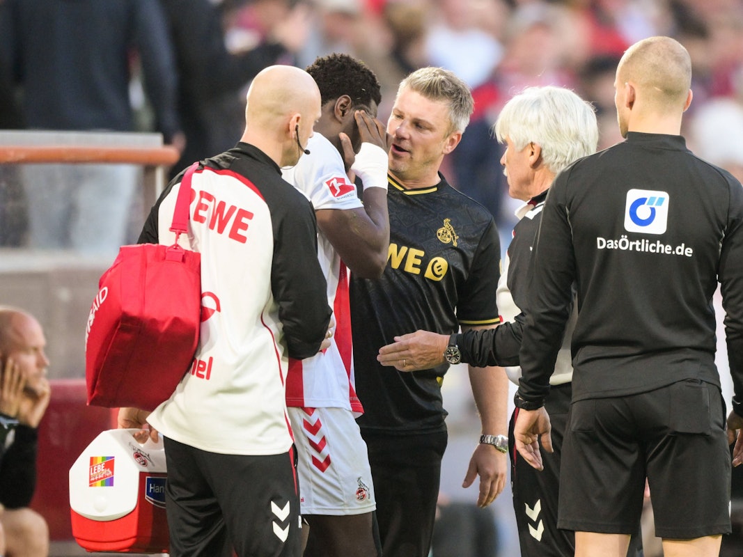 Ragnar Ache im Gespräch mit FC-Trainer Lukas Kwasniok.