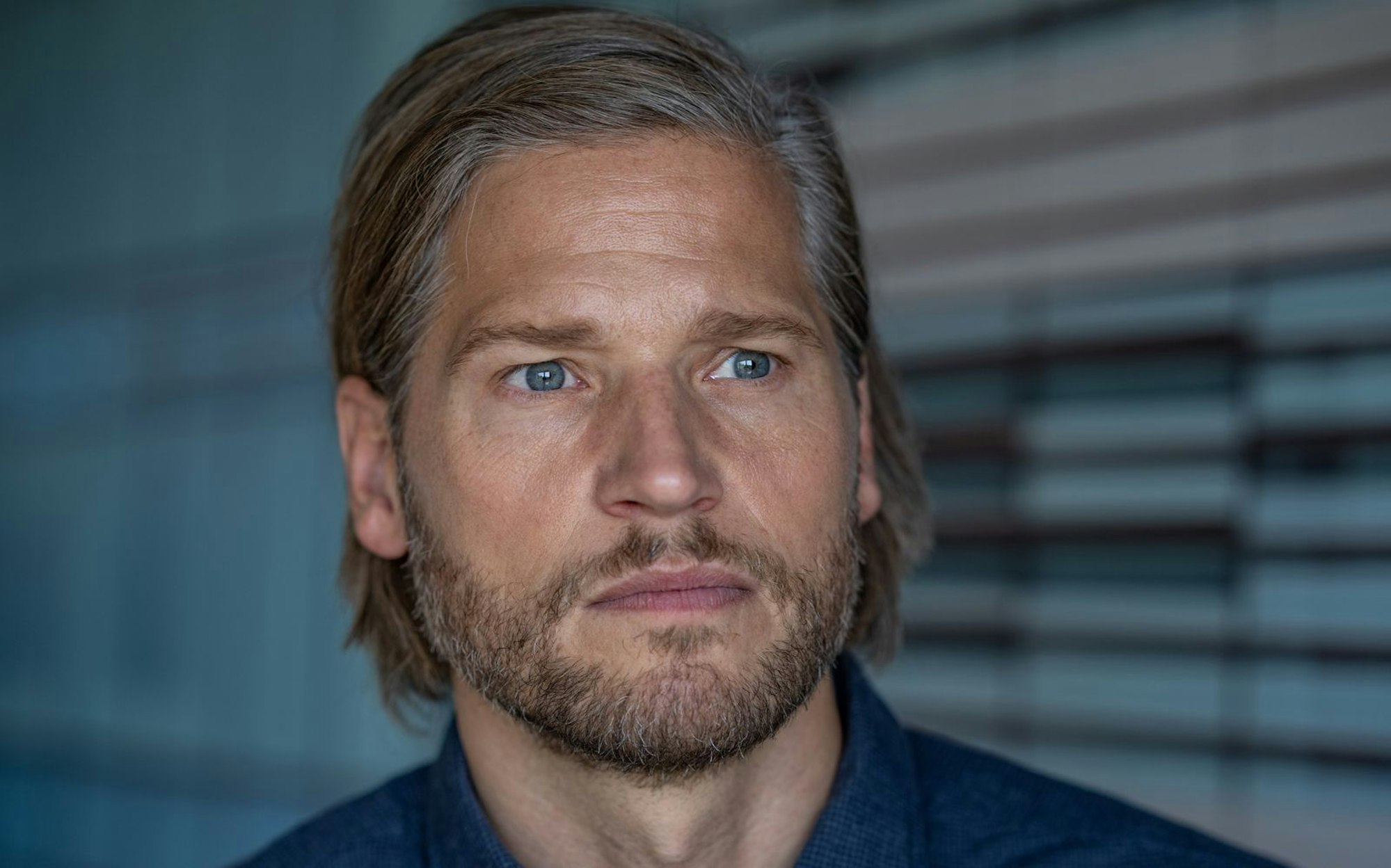 In „Die Beste zum Schluss“ spielt Sebastian Ströbel (48) den Architekten Mads, der mit seiner besten Freundin und deren Kindern in einer glücklichen, platonischen Patchworkfamilie lebt. Er beweist also, dass er nicht nur Abenteuer-Serien, sondern auch Romantikkomödien kann. (Bild: ARD Degeto Film/Wolfgang Ennenbach)