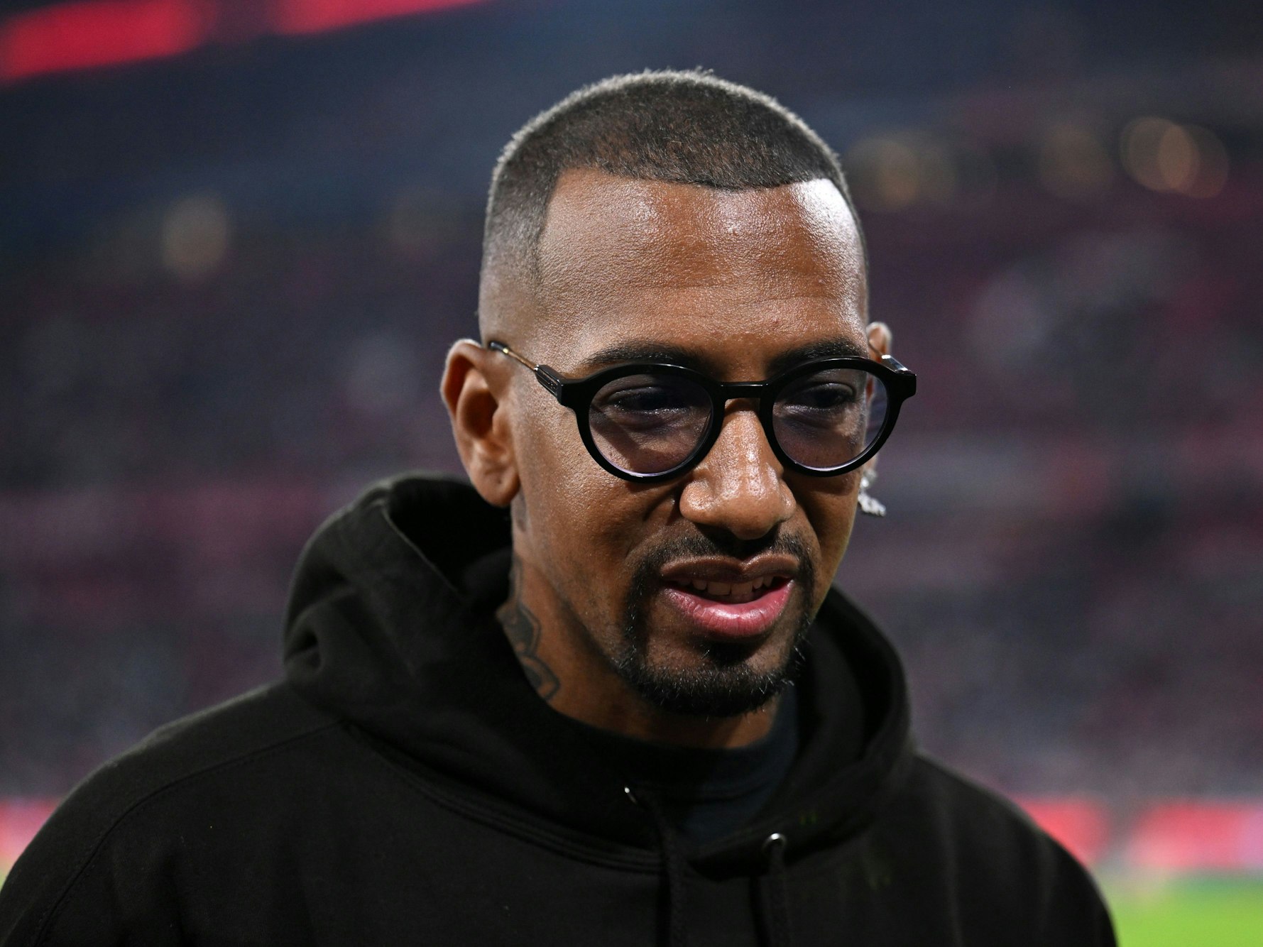 Jérome Boateng steht im Stadion.