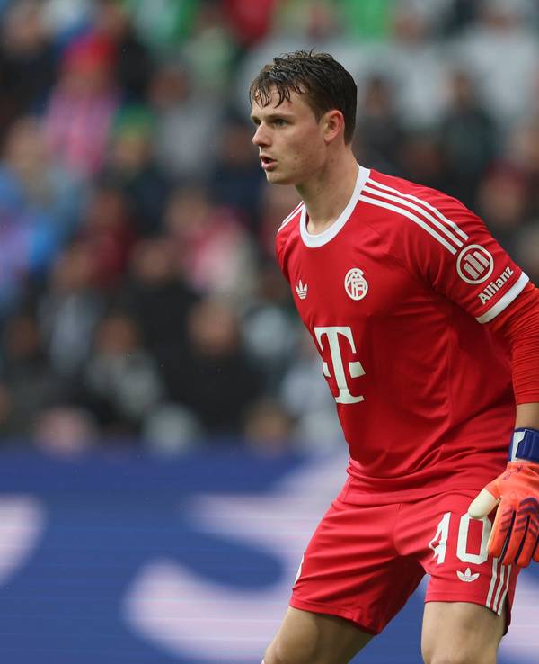 Jonas Urbig beim Bayern-Sieg bei Borussia Mönchengladbach.