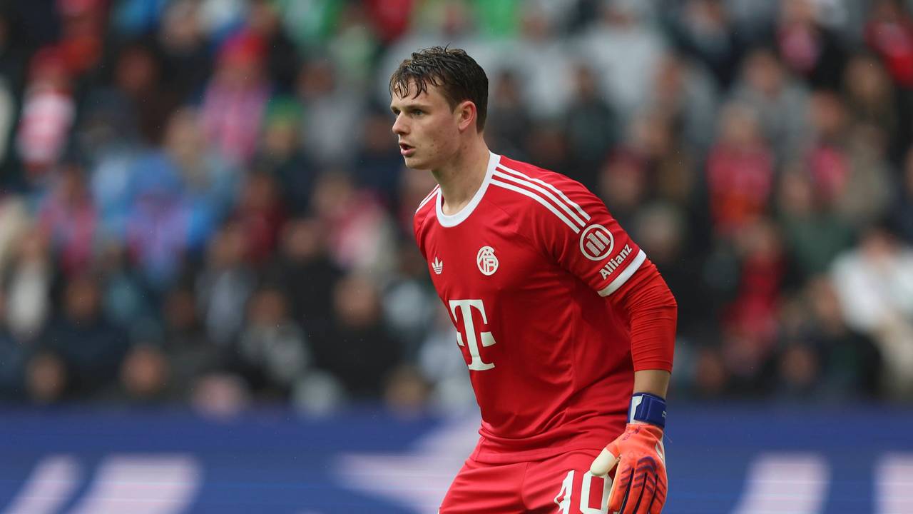 Jonas Urbig beim Bayern-Sieg bei Borussia Mönchengladbach.