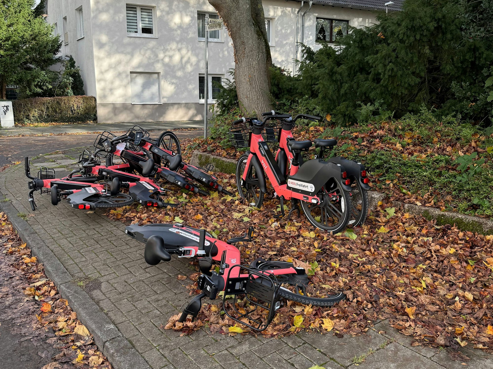 Nicht nur E-Scooter, auch Leihfahrräder liegen auf Gehwegen.
