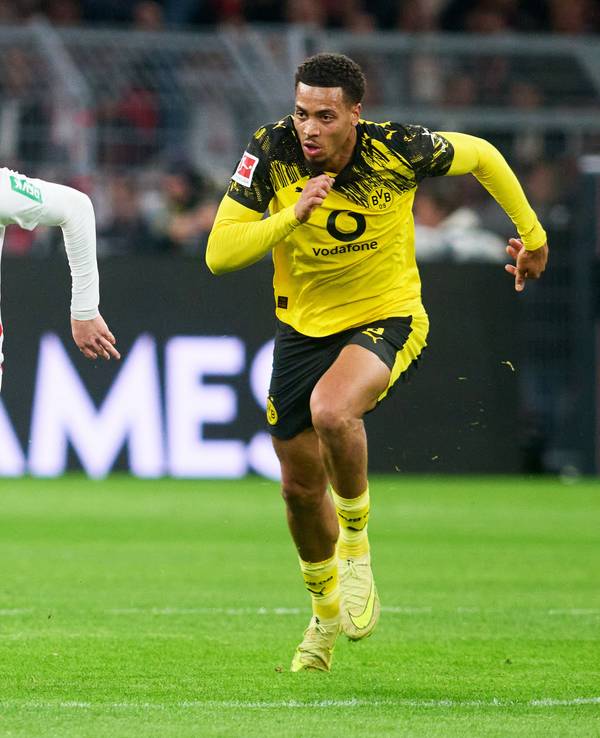 Isak Johannesson (li., 1. FC Köln) im Laufduell mit Felix Nmecha (Borussia Dortmund) am 25. Oktober 2025.