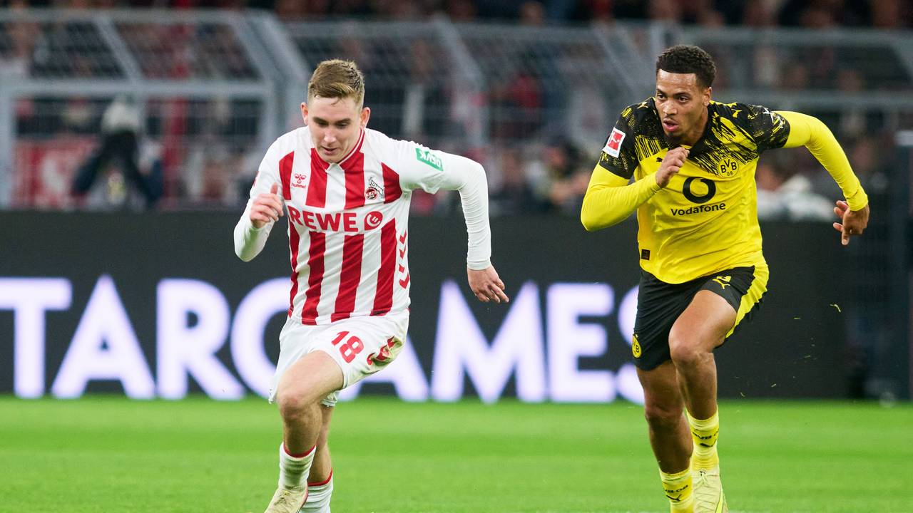 Isak Johannesson (li., 1. FC Köln) im Laufduell mit Felix Nmecha (Borussia Dortmund) am 25. Oktober 2025.