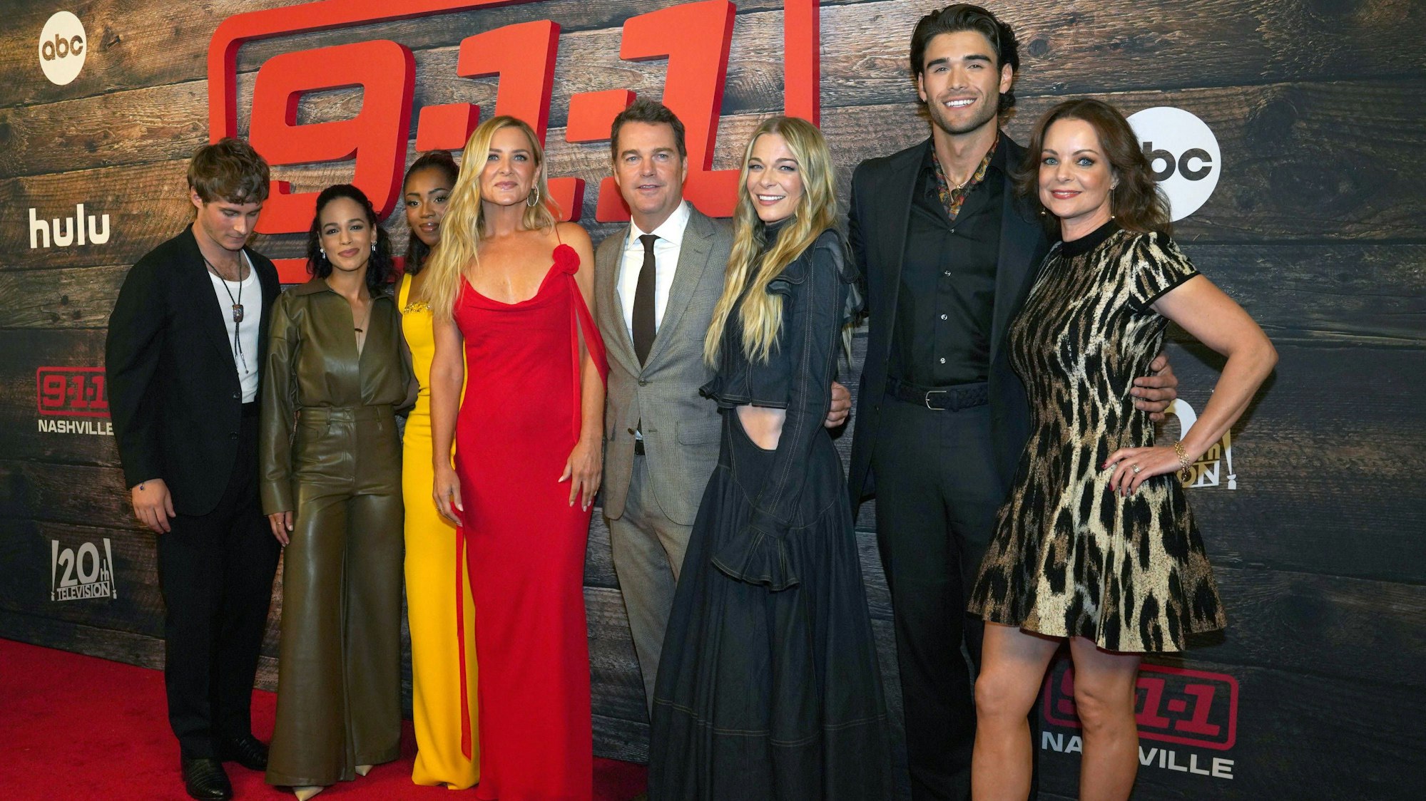 Juani Feliz, Kimberly Williams-Paisley, Chris O Donnell, Hailey Kilgore, LeAnn Rimes, Michael Provost, Hunter McVey und Jessica Capshaw bei der Premiere von „9-1-1: Nashville“.