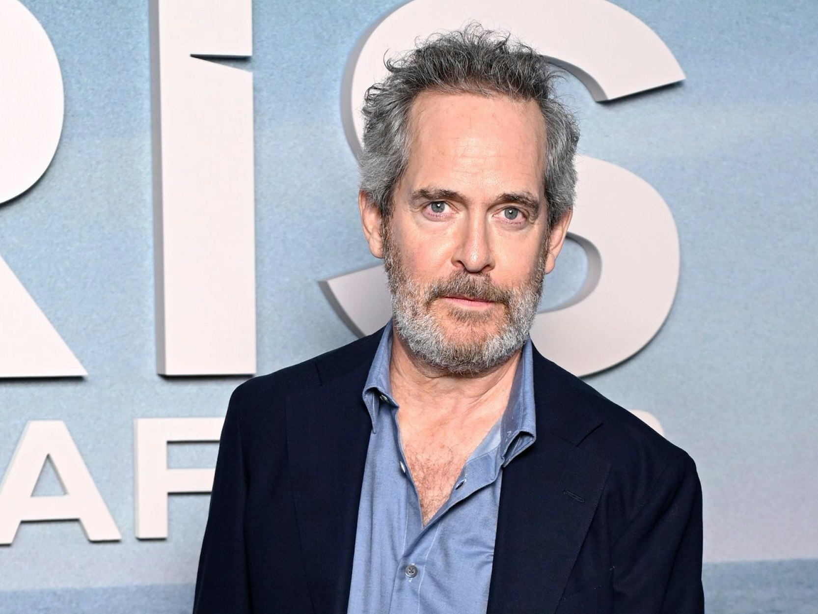 Tom Hollander, unter anderem bekannt aus „Fluch der Karibik“ und „The White Lotus“, gibt im Interview zu: Ein Leben ohne Smartphone könne er sich „heute kaum vorstellen“. (Bild: 2025 Getty Images/Gareth Cattermole)
