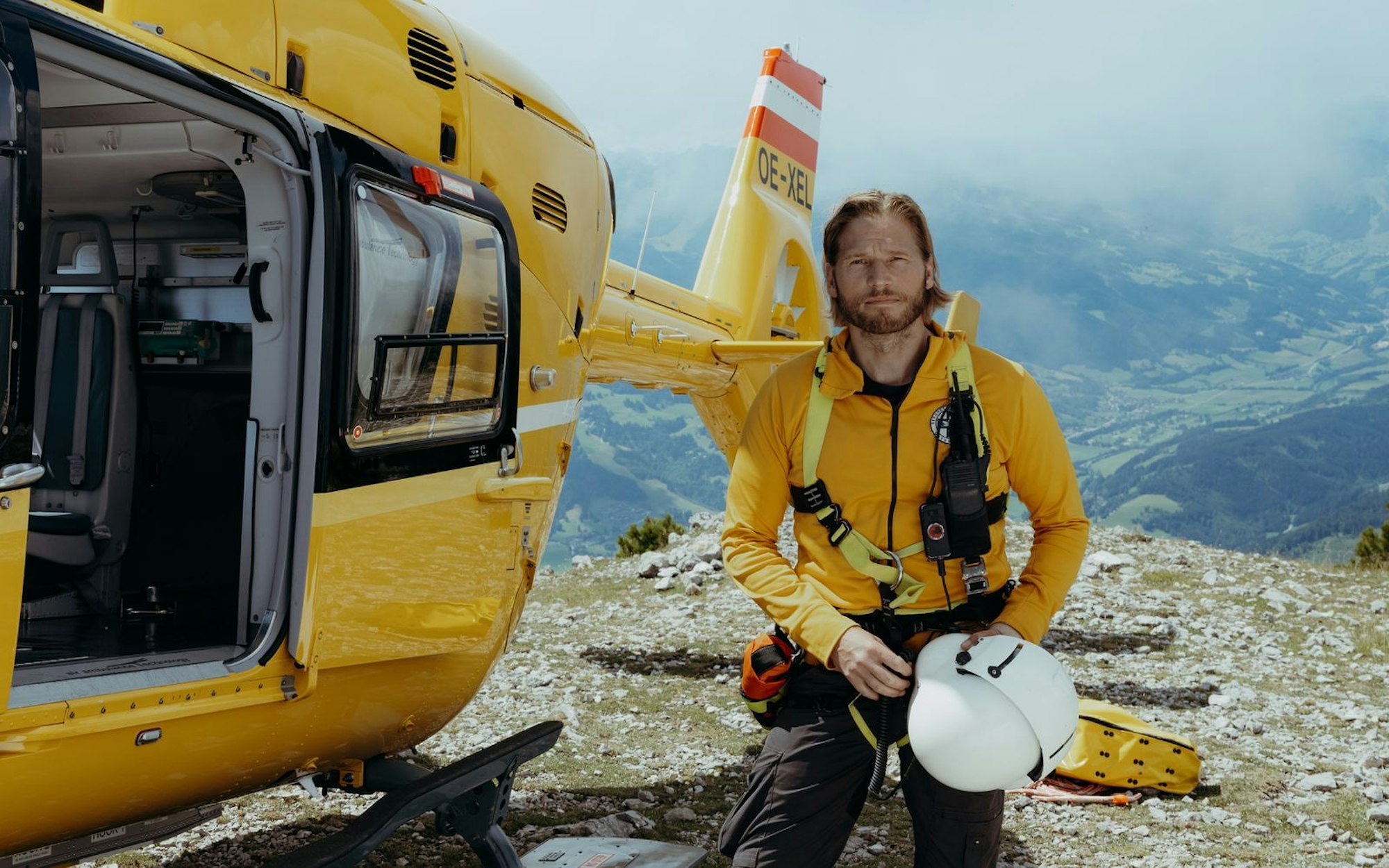In den neuen Folgen der 17. Staffel „Die Bergretter“ erwarten Markus Kofler (Sebastian Ströbel) wieder zahlreiche abenteuerliche Einsätze. Ströbel erzählt im Interview von abenteuerlichen Dreharbeiten, die ihm einiges abverlangen. (Bild: ZDF/Sabine Finger Fotografie)