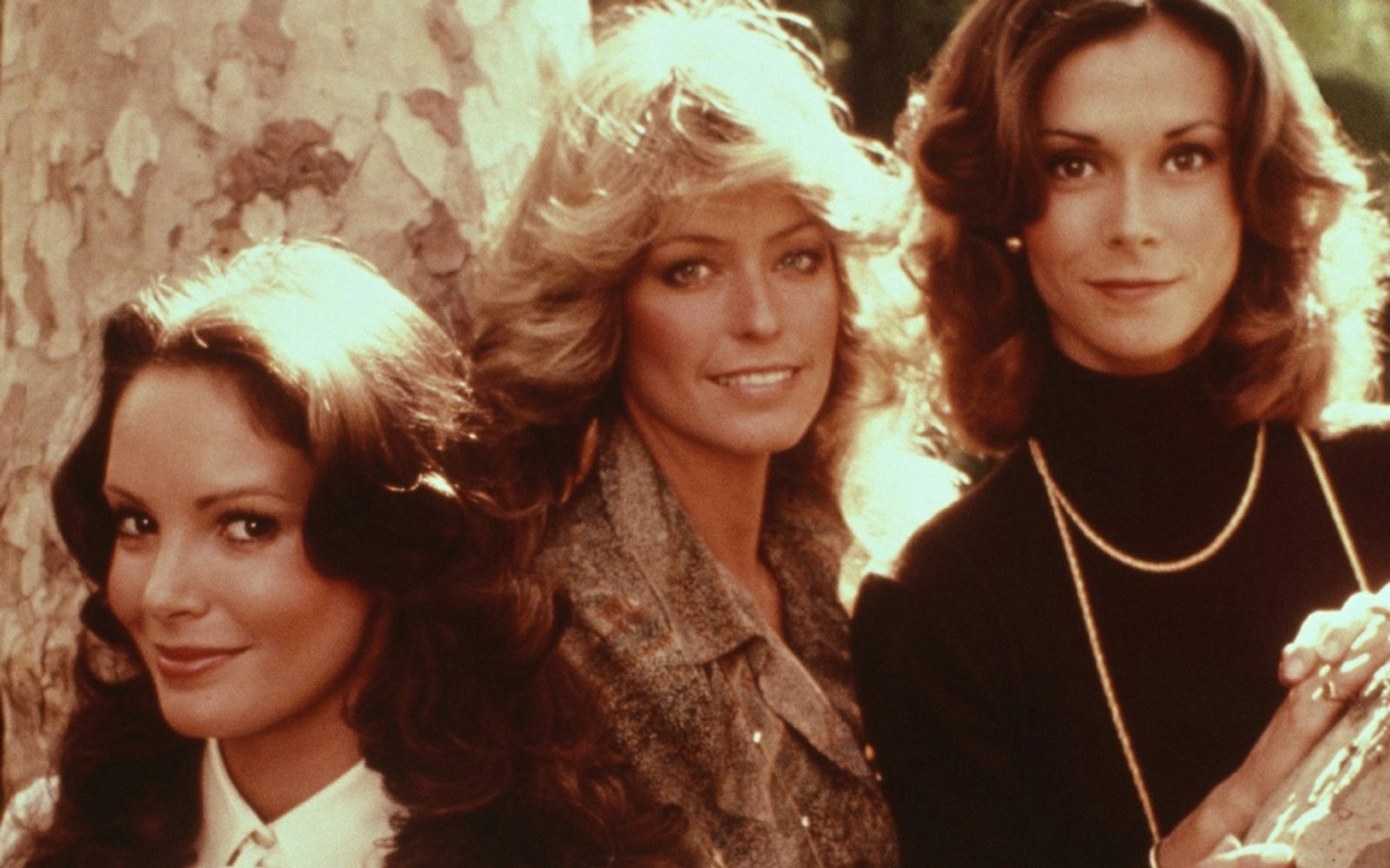 Verführerisch und schlagfertig: Zwischen 1976 und 1981 durften „Drei Engel für Charlie“ der Männerwelt mit Charme in den Hintern treten. (Bild: ZDF / Sony)