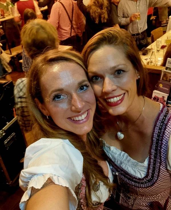 Zwei Frauen feiern im Dirndl bei „Köln trifft Zillertal“.