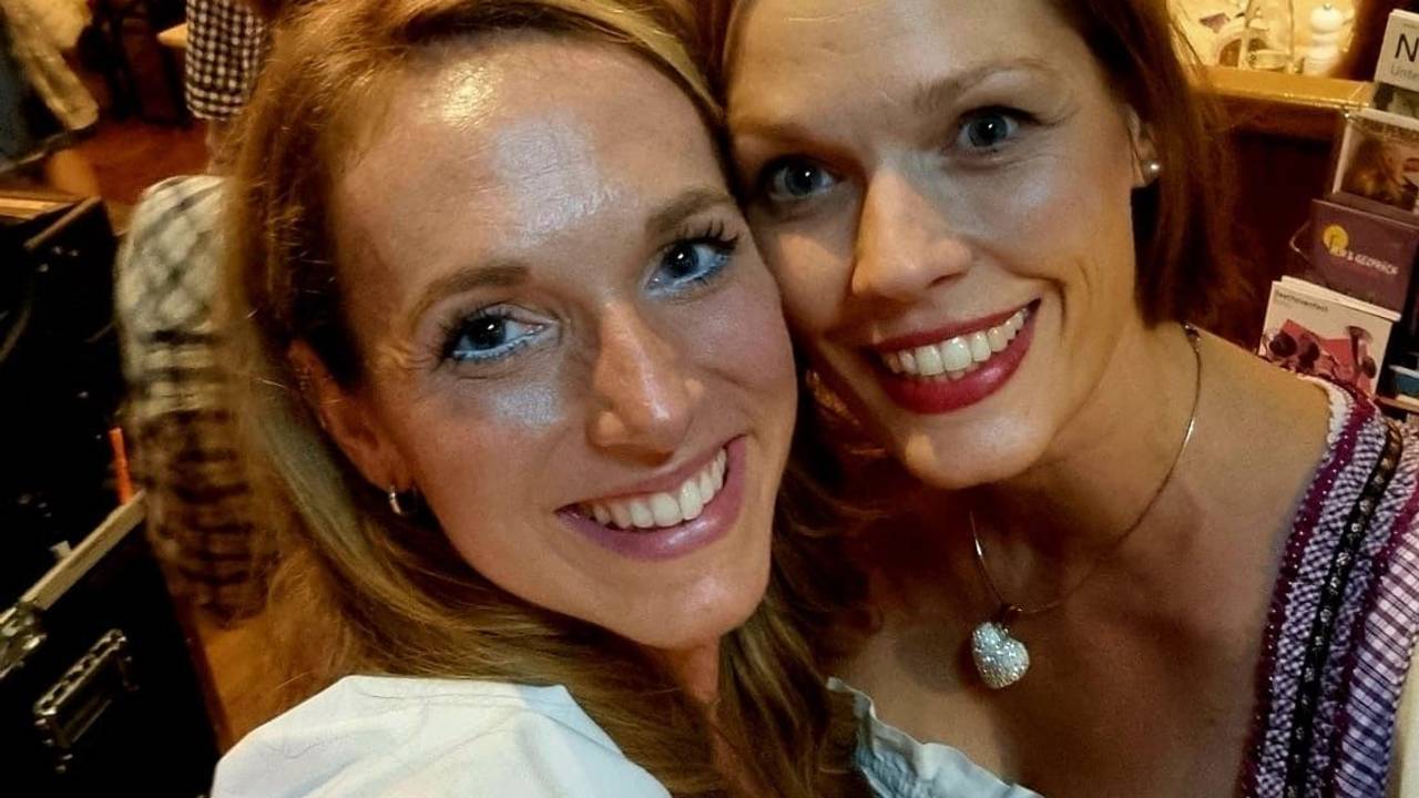 Zwei Frauen feiern im Dirndl bei „Köln trifft Zillertal“.