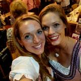 Zwei Frauen feiern im Dirndl bei „Köln trifft Zillertal“.