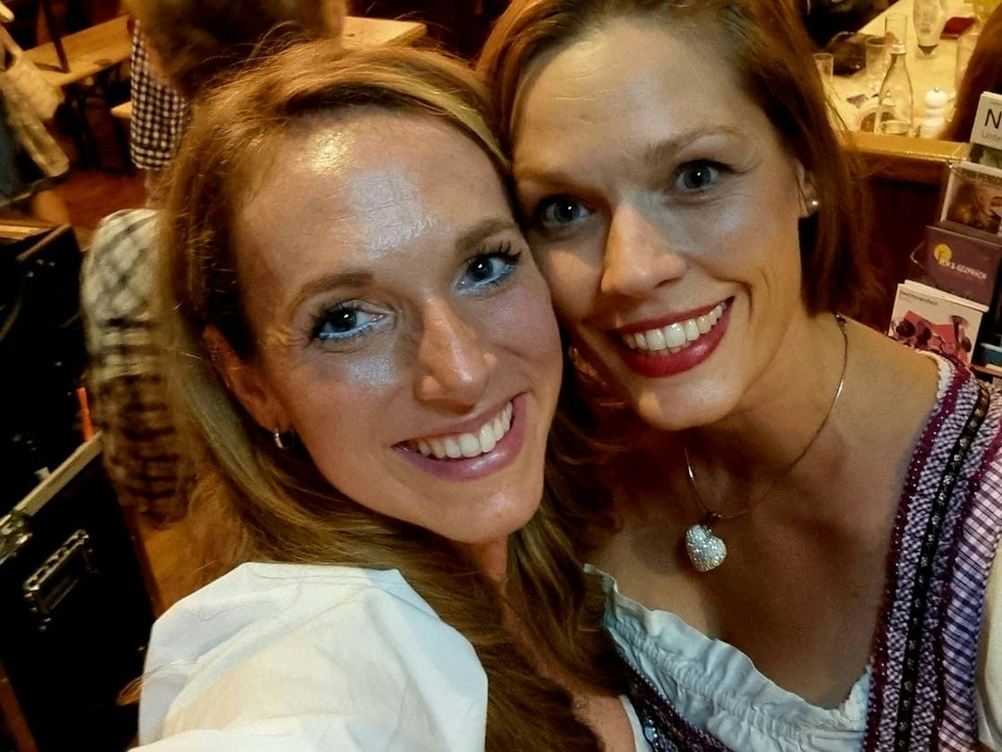 Zwei Frauen feiern im Dirndl bei „Köln trifft Zillertal“.