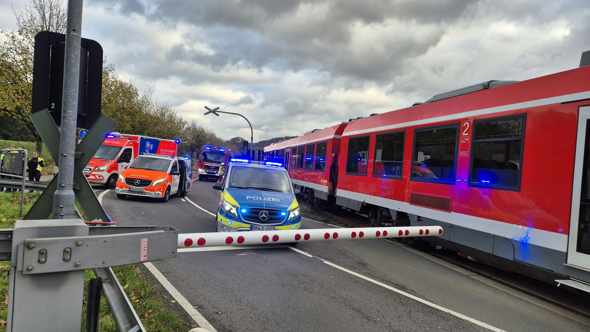 Ein Zug der RB 25 steht seit dem Unfall auf dem Bahnübergang in Ehreshoven.