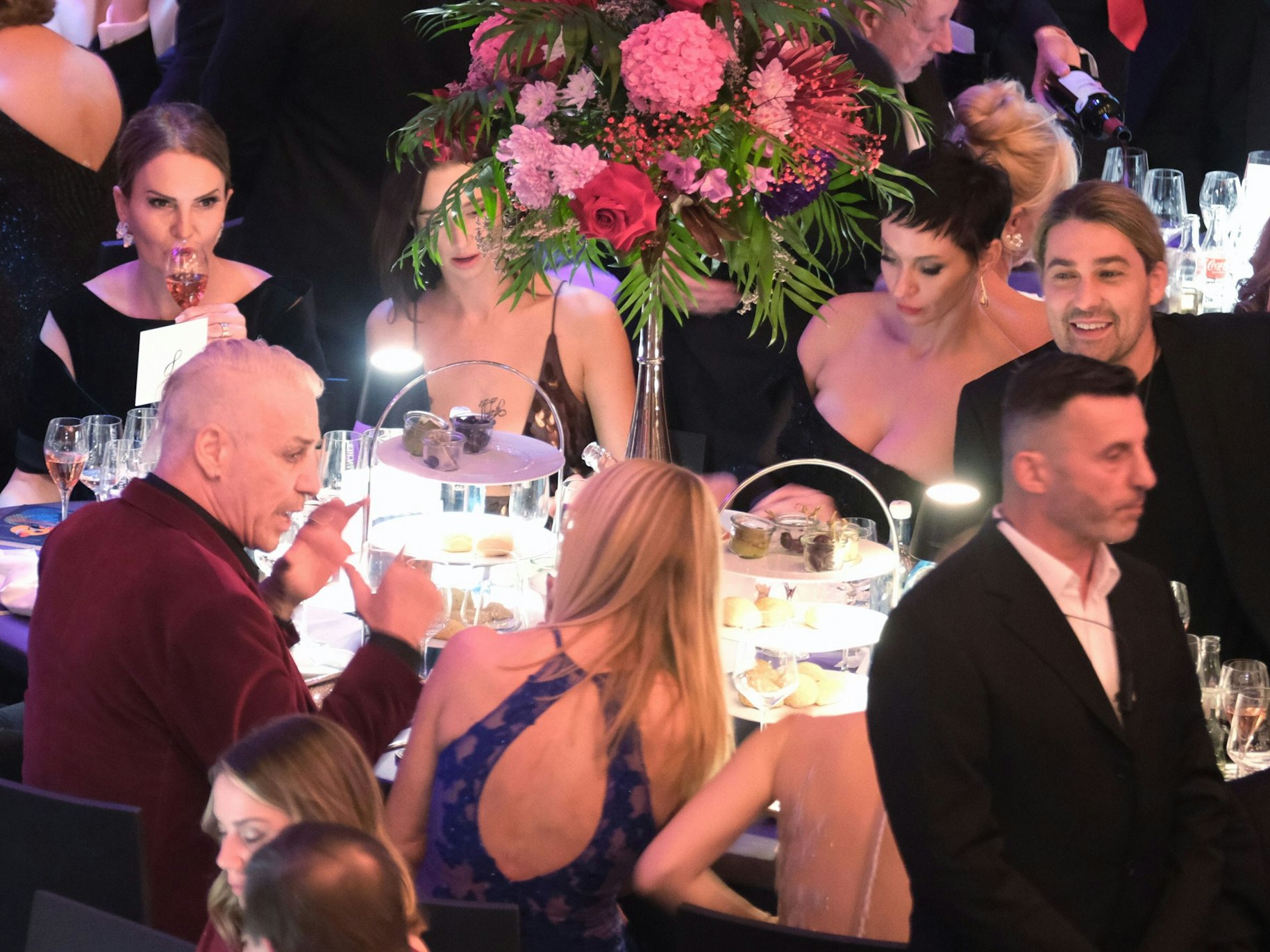 Rammstein-Sänger Till Lindemann (M) sitzt beim Leipziger Opernball zusammen mit dem Stargeiger David Garrett an einem Tisch.