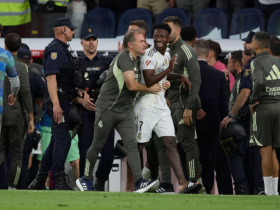 Vinicius Jr gestikuliert wild.