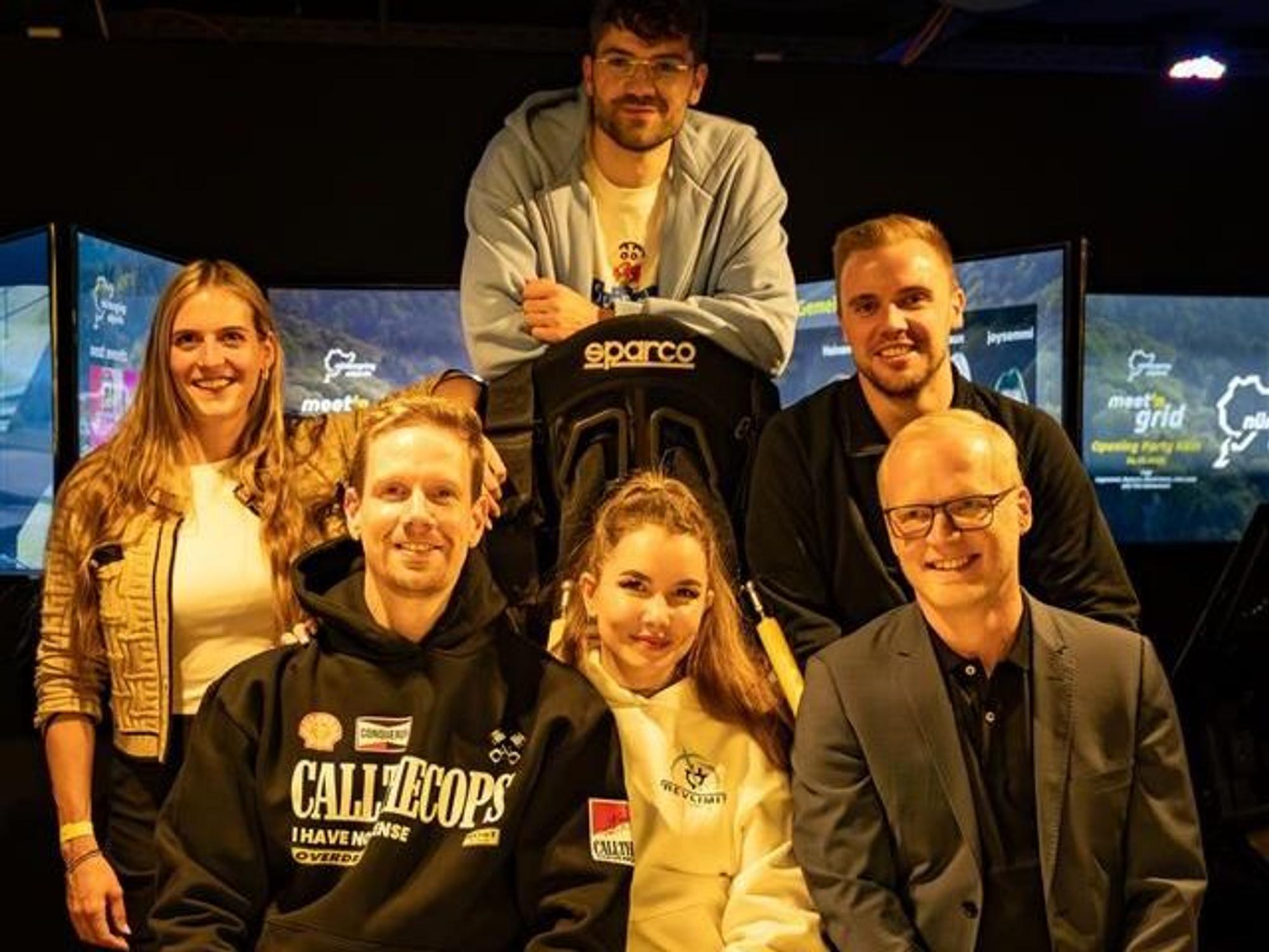 Bei der Eröffnung der Nürburgring eSports Lounge in der Mittelstraße fuhren die Simracer Lisa Laux, David Bost, Byanco, Joy Semmi und Tim Heinemann auf Einladung von CEO Sebastian Fiedelak (u.r.) gegen Gäste.