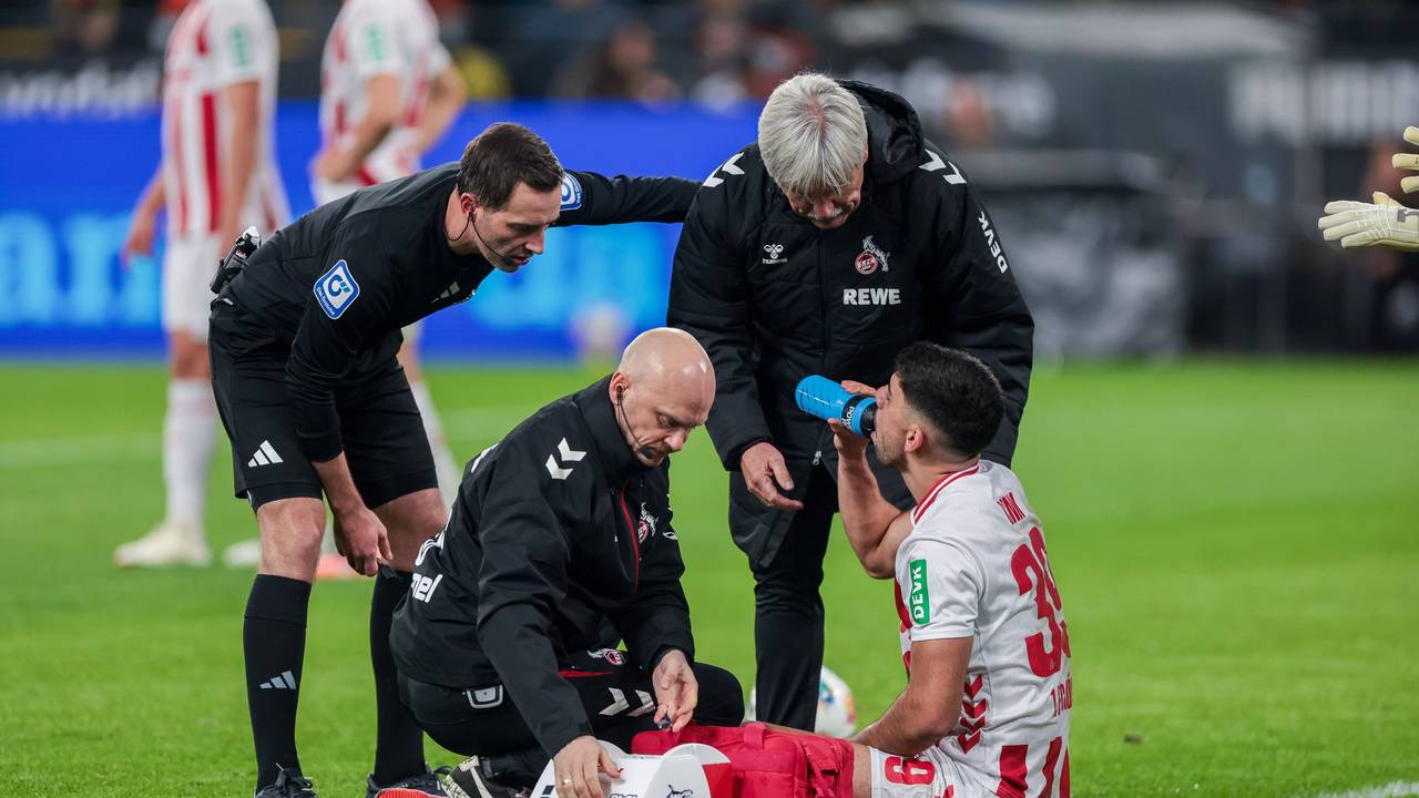 Cenk Özkacar muss im Spiel beim BVB behandelt werden.