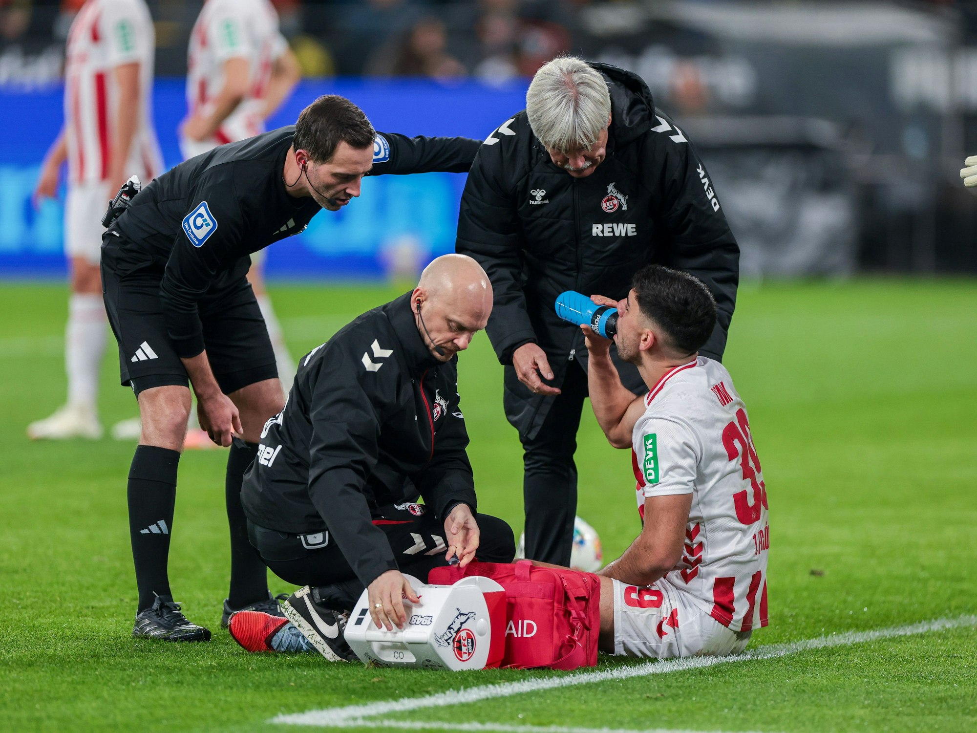 Cenk Özkacar muss im Spiel beim BVB behandelt werden.