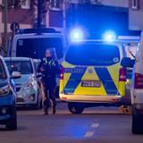 Ein Polizeifahrzeug steht in einer Straße.