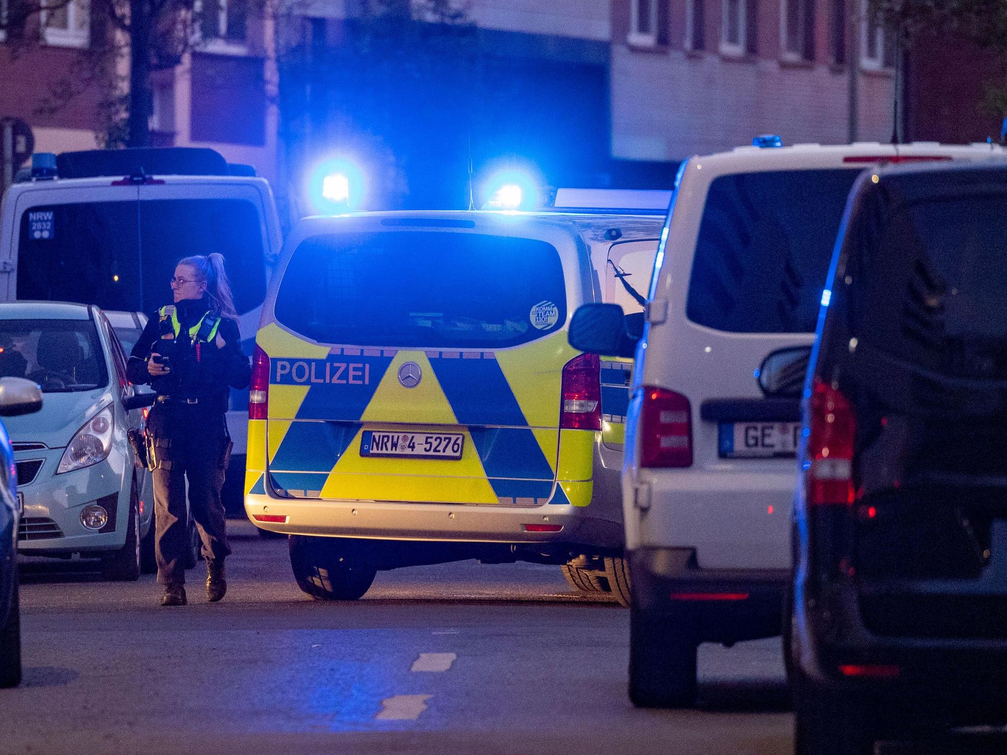 Ein Polizeifahrzeug steht in einer Straße.
