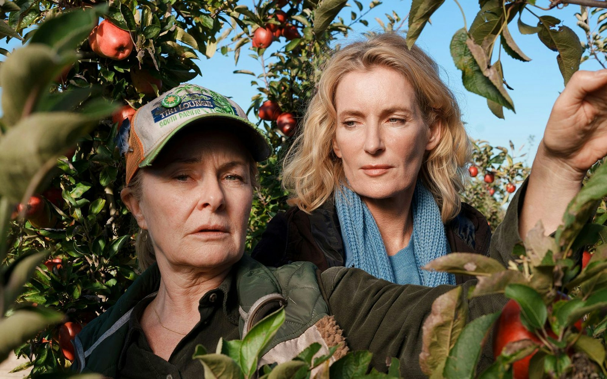 Im Alten Land ist bald Erntezeit. Charlotte Lindholm (Maria Furtwängler, rechts) ermittelt auf dem Biohof von Marlies Feldhusen (Lina Wendel). (Bild: NDR/Christine Schroeder)