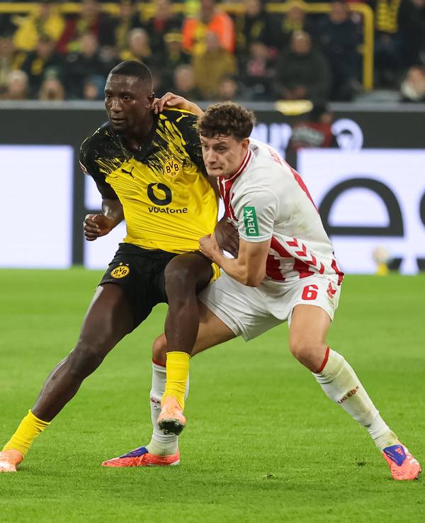 Eric Martel im Duell mit Serhou Guirassy.