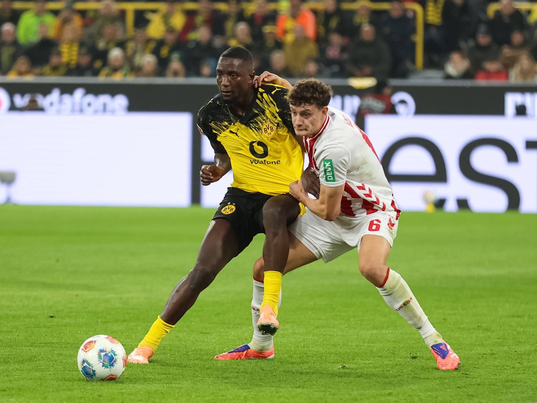 Eric Martel im Zweikampf mit Serhou Guirassy.