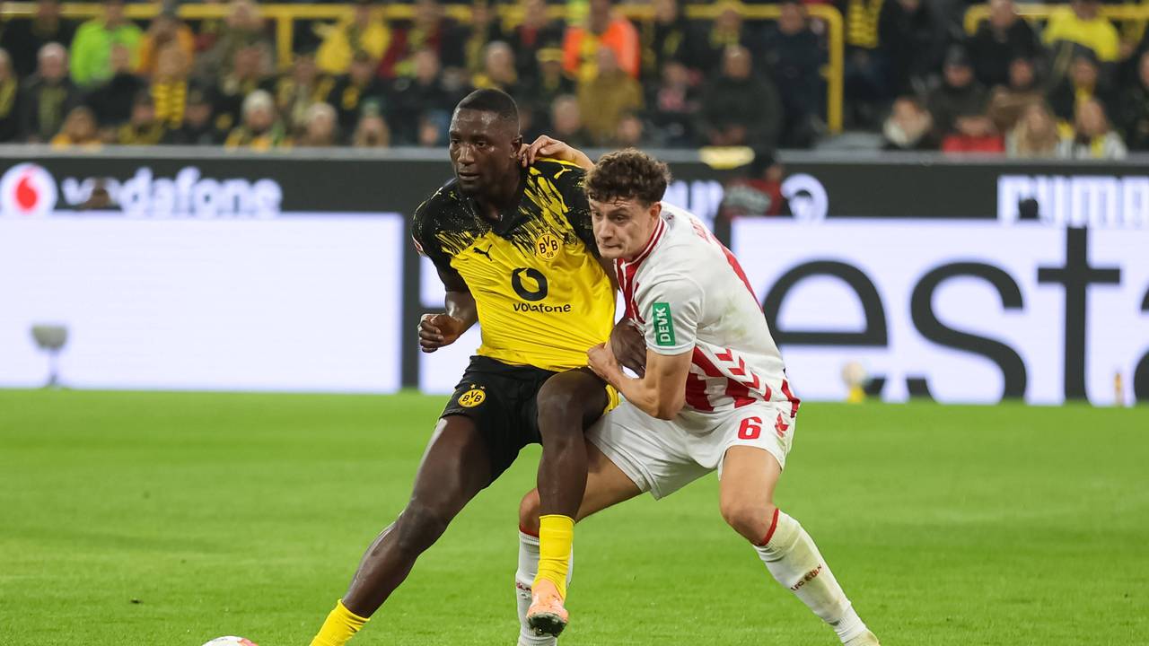 Eric Martel im Duell mit Serhou Guirassy.