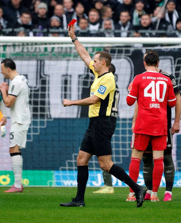 Schiedsrichter Sascha Stegemann zückt die Rote Karte für Jens Castrop beim Spiel zwischen Borussia Mönchengladbach und dem FC Bayern.
