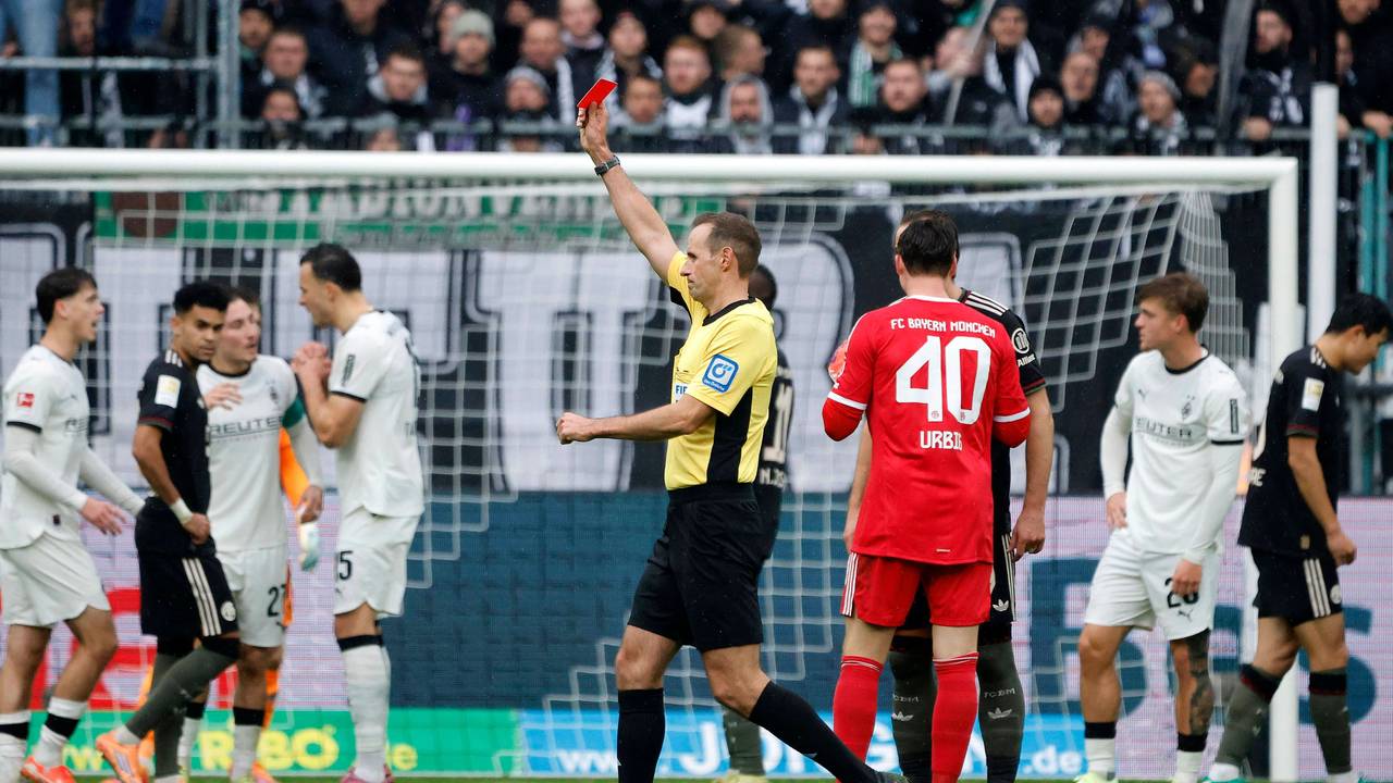 Schiedsrichter Sascha Stegemann zückt die Rote Karte für Jens Castrop beim Spiel zwischen Borussia Mönchengladbach und dem FC Bayern.