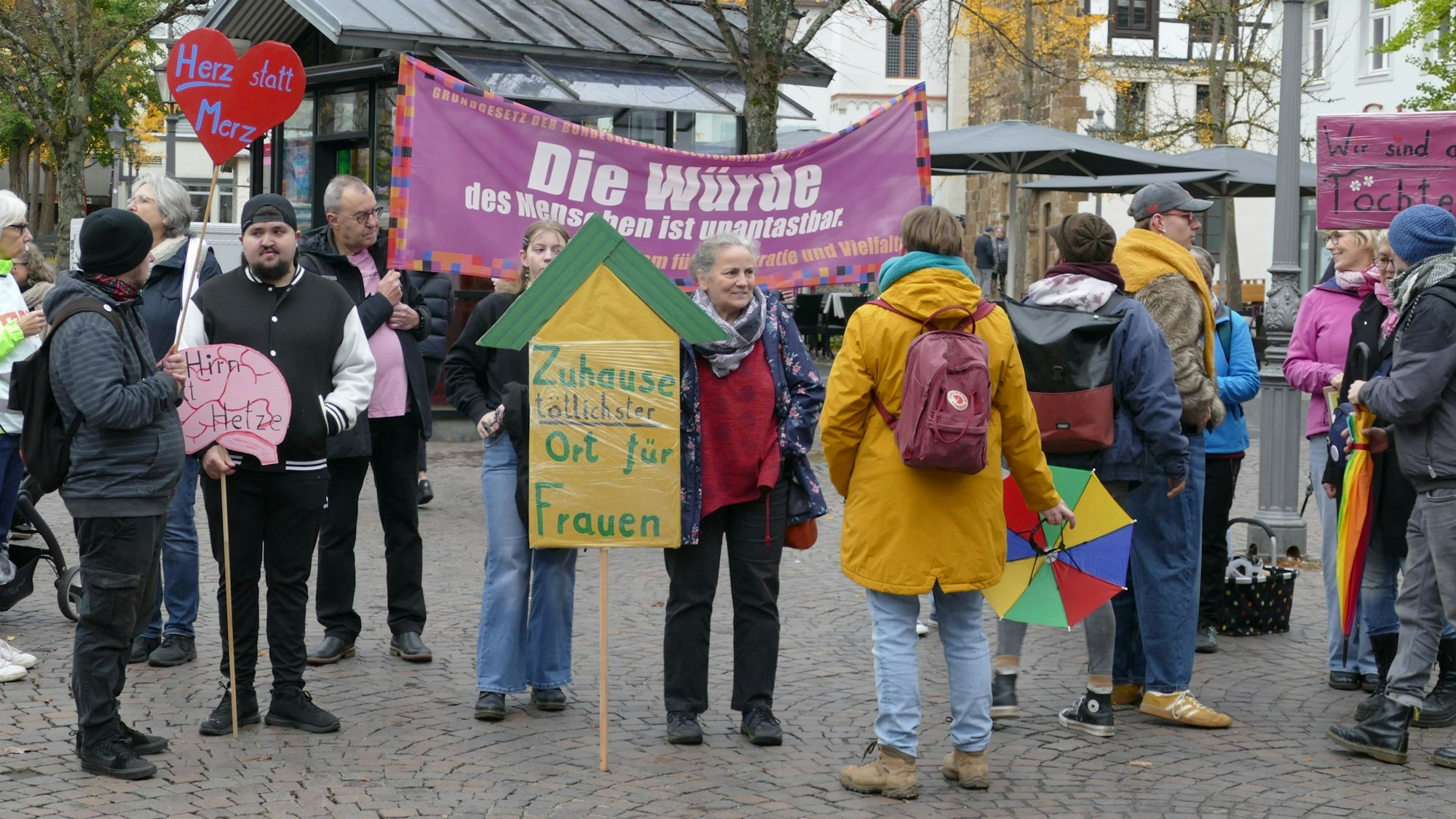 Protestierende bei einer Mahnwache in Siegburg.